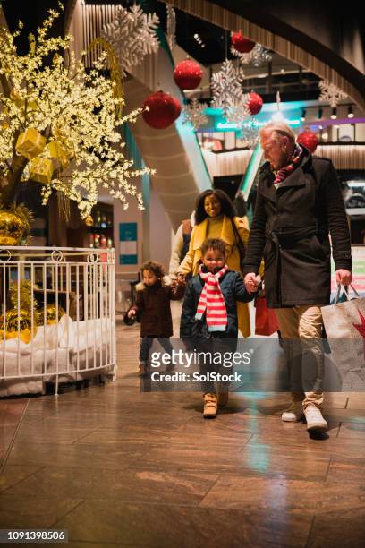 family shopping for christmas - heritage shopping centre stock pictures, royalty-free photos & images