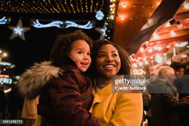 母と娘のクリスマス マーケットで - children christmas ストックフォトと画像