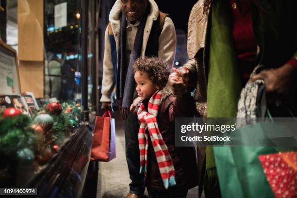 クリスマス ショッピングの祖父母と - christmas shopping ストックフォトと画像
