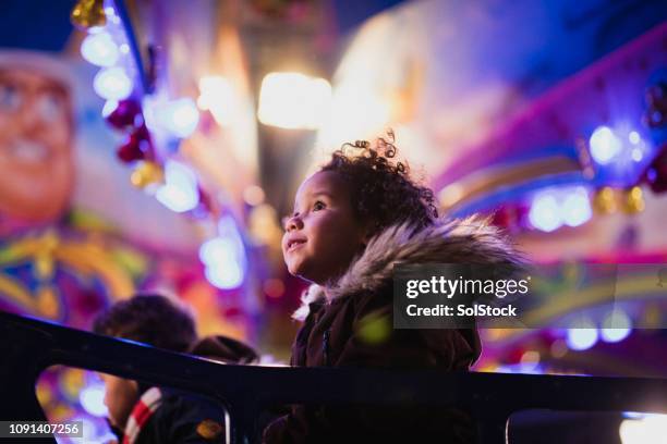 ersten mal auf der kirmes - karussell stock-fotos und bilder