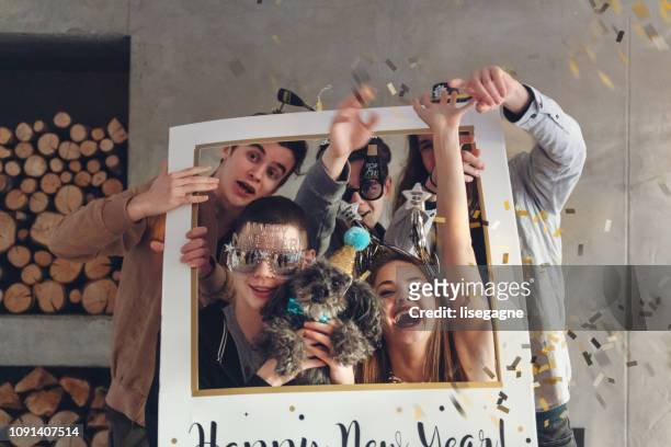 gruppe von jugendlichen mit silvester-party - new years eve 2019 stock-fotos und bilder
