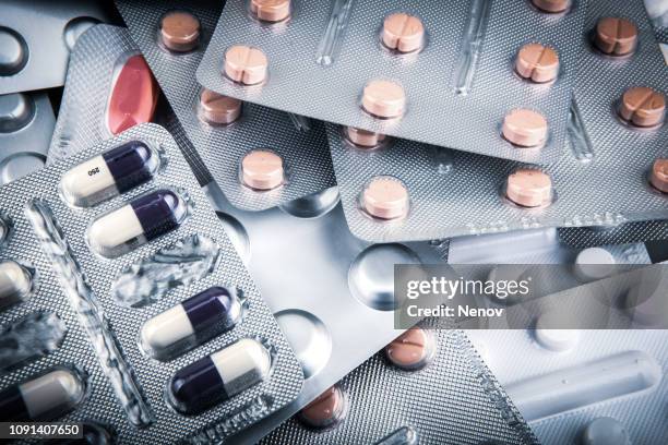 variety of pills and capsules, close-up. - antibiotikum stock-fotos und bilder