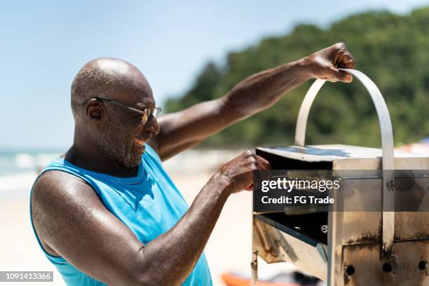 man selling curd cheese on the beach - market vendor imagens e fotografias de stock