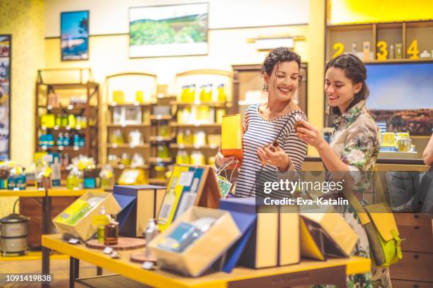 erwachsenen tochter und mutter einkaufen gemeinsam - drogerie stock-fotos und bilder