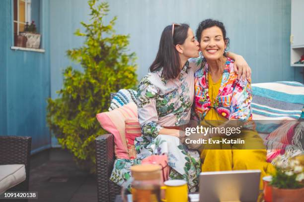 moeder en dochter omhelzen elkaar - oreal paris women of worth celebration 2017 arrivals stockfoto's en -beelden