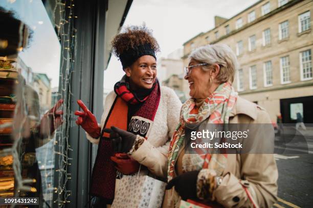 window shopping at christmas - middle aged woman winter stock pictures, royalty-free photos & images