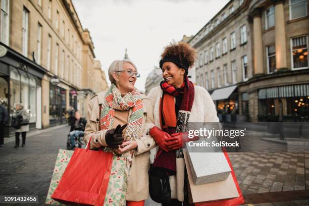 amici shopping di natale - fare spese foto e immagini stock