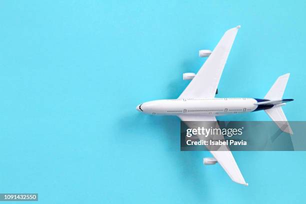 toy airplane on blue background - toy airplane stock-fotos und bilder