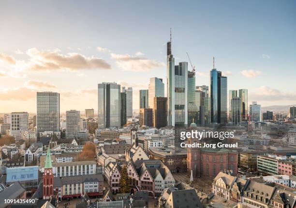 frankfurt skyline - skyline stock-fotos und bilder