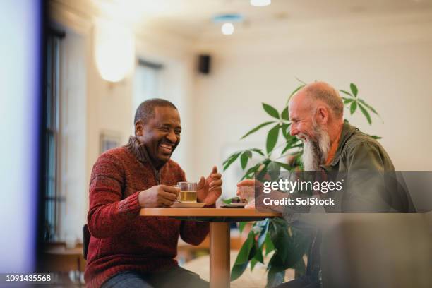 enjoying a hot drink - coffee shop chat imagens e fotografias de stock