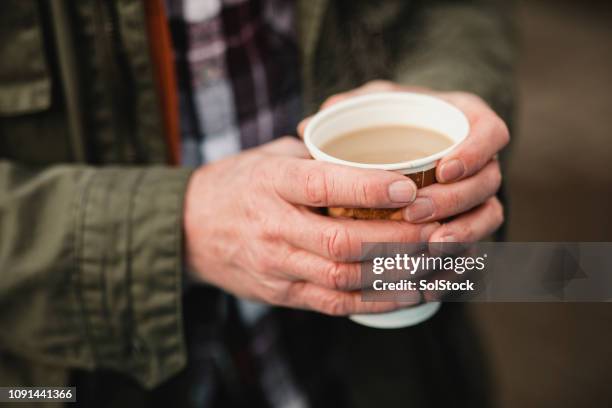 mit einem kaffee aufwärmen - coffe to go becher stock-fotos und bilder