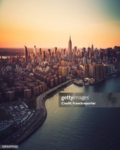 vista aérea de la ciudad de manhattan - nueva york fotografías e imágenes de stock
