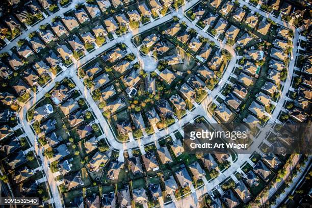 suburbano maestramente planeada comunidad antena - housing development fotografías e imágenes de stock