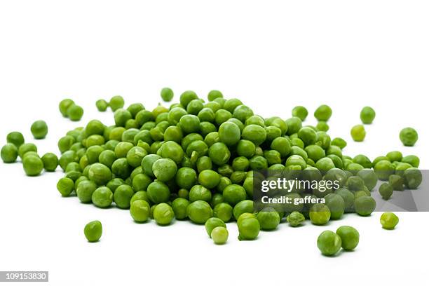 pila de guisantes verde - arveja fotografías e imágenes de stock
