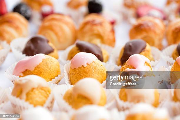 rows of small italian pastries in white cake cases - petit four bildbanksfoton och bilder