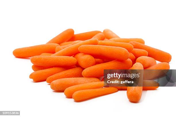 peeled baby carrots - baby wortel stockfoto's en -beelden