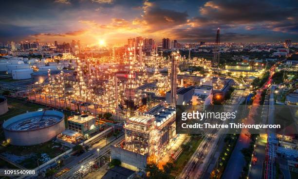 oil and gas industry - refinery factory - petrochemical plant at sunset - gulf countries fotografías e imágenes de stock