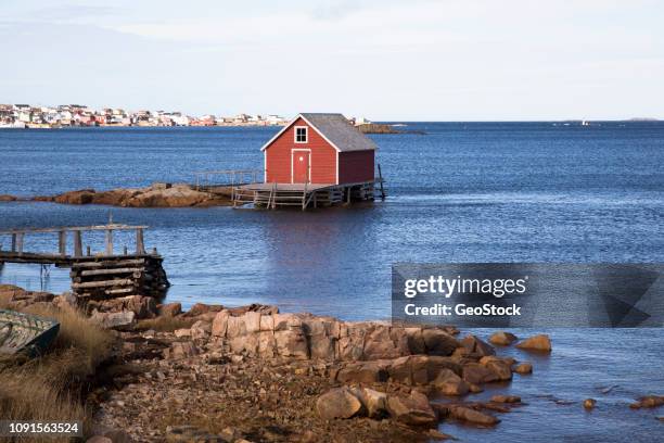 a traditional fishing stage on the north atlantic - fogo photos et images de collection