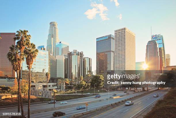 a quiet downtown los angeles traffic - ロサンゼルス市 ストックフォトと画像