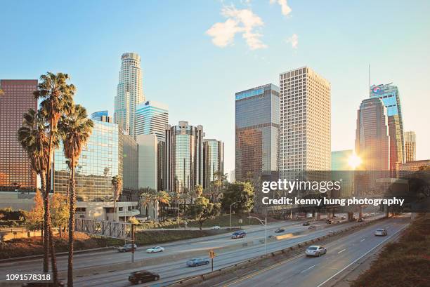 a quiet downtown los angeles traffic - los angeles skyline 個照片及圖片檔