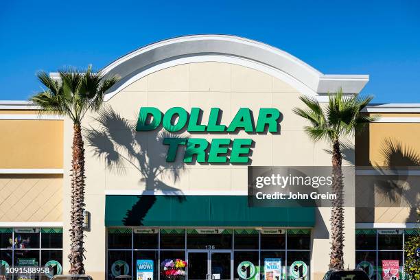 Dollor Tree store exterior and sign.