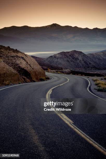 highway vid soluppgången, gå in i death valley national park - death valley road bildbanksfoton och bilder