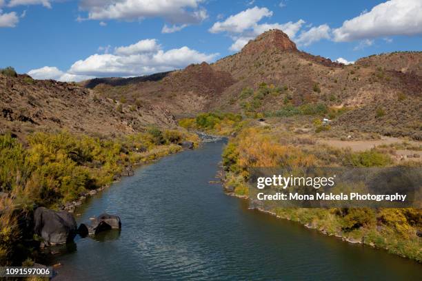 rio grande, taos, nm - taos fotografías e imágenes de stock