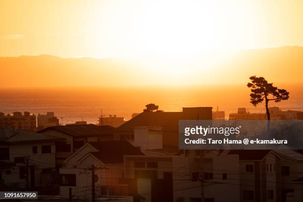 evening sun on izu peninsula and sagami bay, pacific ocean in japan - japan sunrise stockfoto's en -beelden