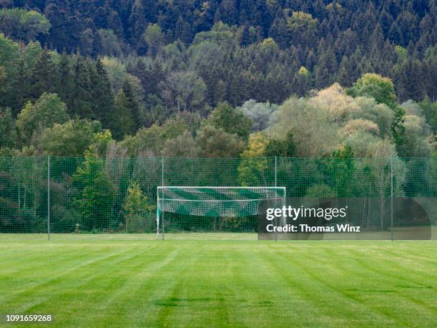 soccer goal in the countryside - football pitch stockfoto's en -beelden