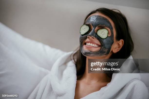 mujeres con rebanadas de pepino - masks fotografías e imágenes de stock