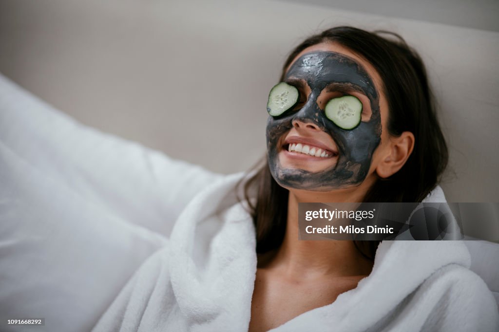 Donne che tengono fette di cetriolo