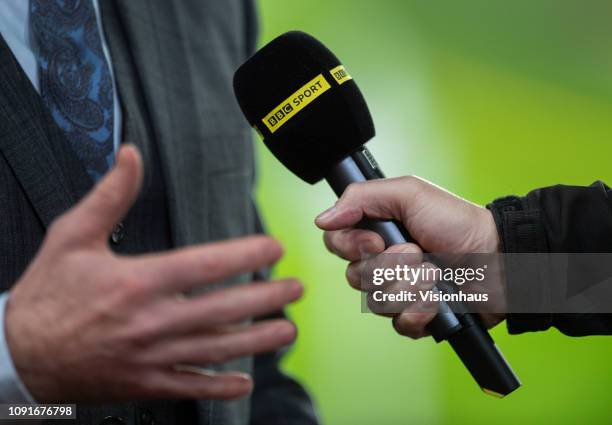 Commentator Mic Sport Commentator Microphone Photos and Premium High Res Pictures ...