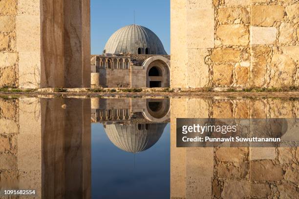 reflection of umayyad mosque, roman ancient city in amman capital city of jordan - jordanien stock-fotos und bilder