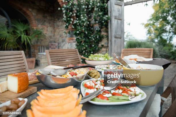 pranzo italiano in villa - dieta mediterranea foto e immagini stock