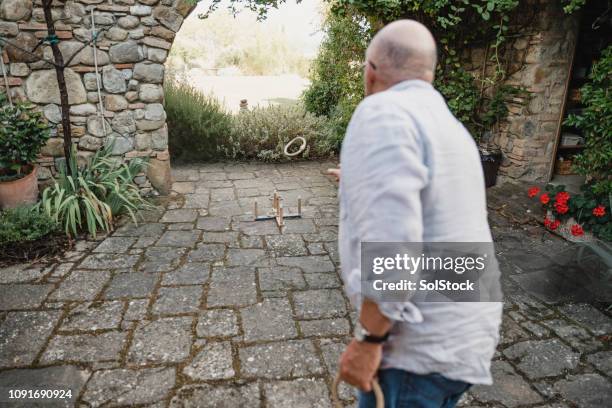 playing ring toss on holiday - ring toss imagens e fotografias de stock