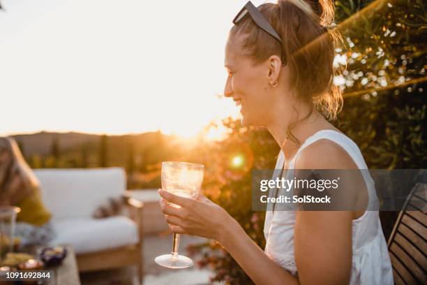 junge frau, die ihren urlaub zu genießen - prosecco stock-fotos und bilder