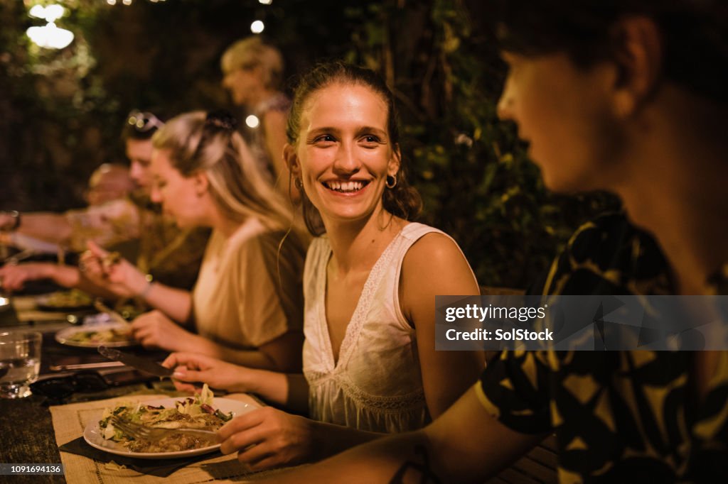 Socializzare durante un pasto all'aperto
