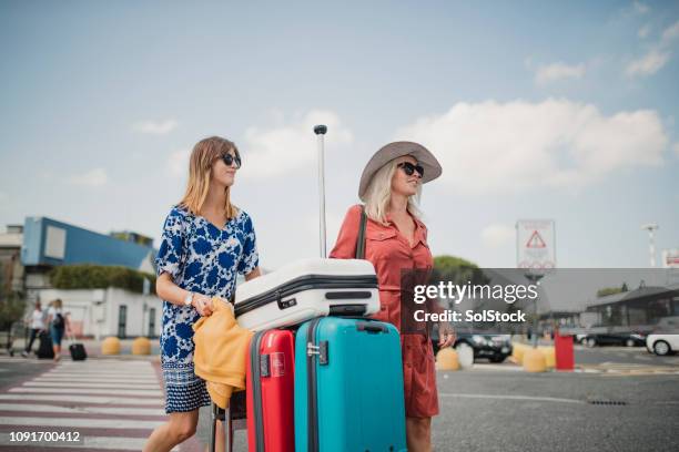 mutter und tochter auf dem weg zum hotel - airport parking stock-fotos und bilder