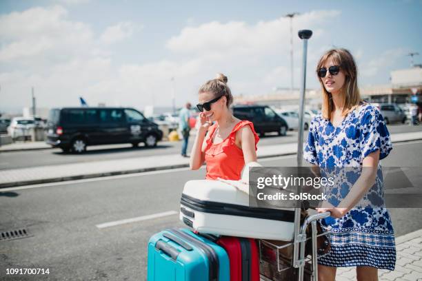 paar auf städtereise - airport parking stock-fotos und bilder