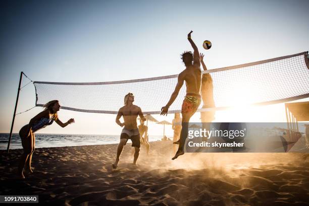 giocare a pallavolo sulla spiaggia! - defence player foto e immagini stock
