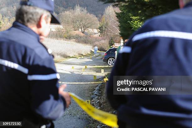 Des experts de la brigade scientifique examinent des traces sur un chemin de la commune de Bouloc, le 15 février 2011, où des effets personnels de...