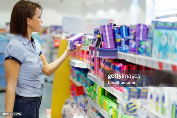 kunde hält pack der nacht damenbinden - damenbinde stock-fotos und bilder