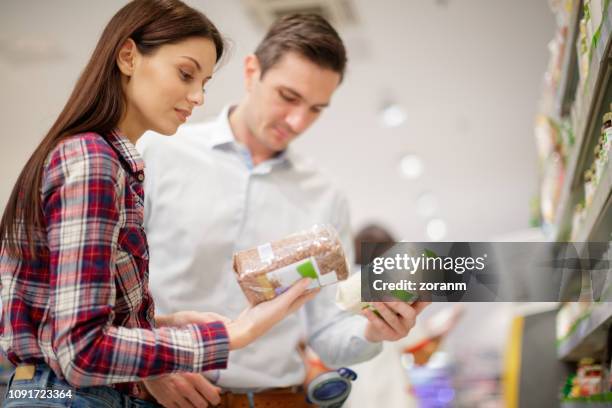 elección de pareja entre integrales y el arroz refinado - arroz comida básica fotografías e imágenes de stock