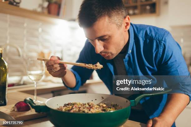 lassen sie uns dieses risotto schmecken - one pot pasta stock-fotos und bilder