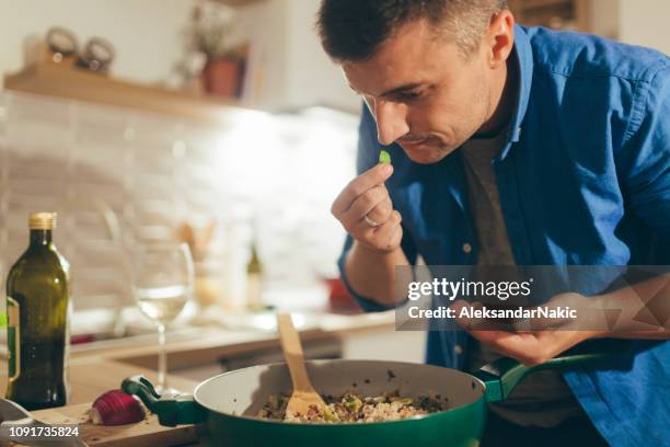 één of ander kruid aan het einde - chef smelling food stockfoto's en -beelden