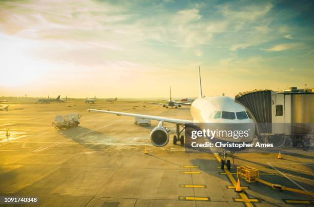 flughafen flugreisen gebucht - airport uk stock-fotos und bilder