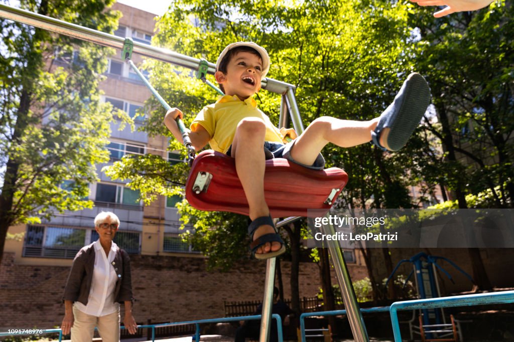 Ppy Kinder im Freien spielen im park