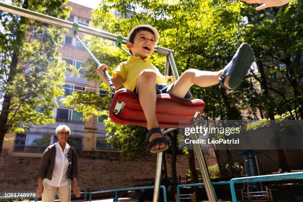 ppy kinder im freien spielen im park - kinderspielplatz stock-fotos und bilder