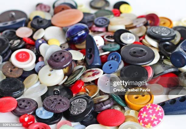 assorted buttons - bouton mercerie photos et images de collection