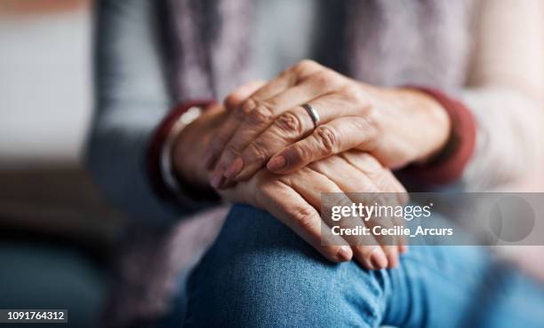 je leven ligt in jouw handen - op schoot stockfoto's en -beelden